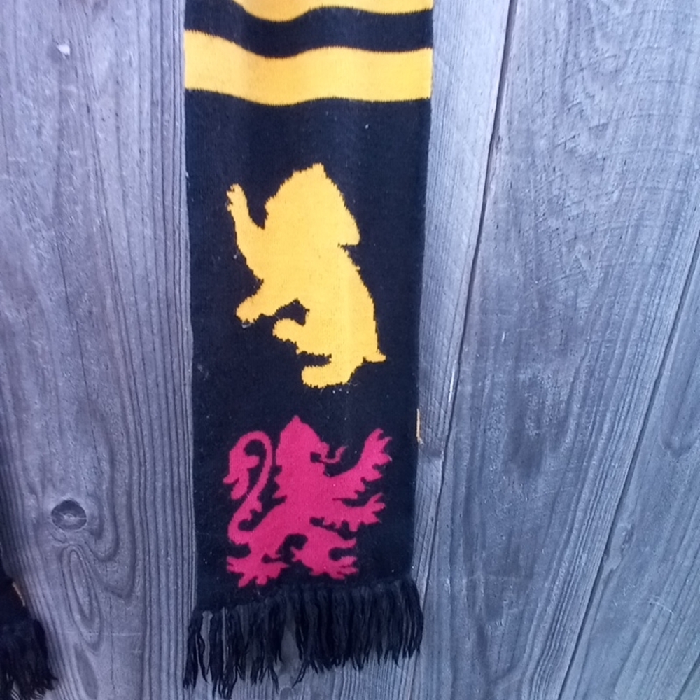 Harry Potter Hogwarts Crest Knit Scarf Black Fringe with Multicolored Crests - Picture 6 of 8